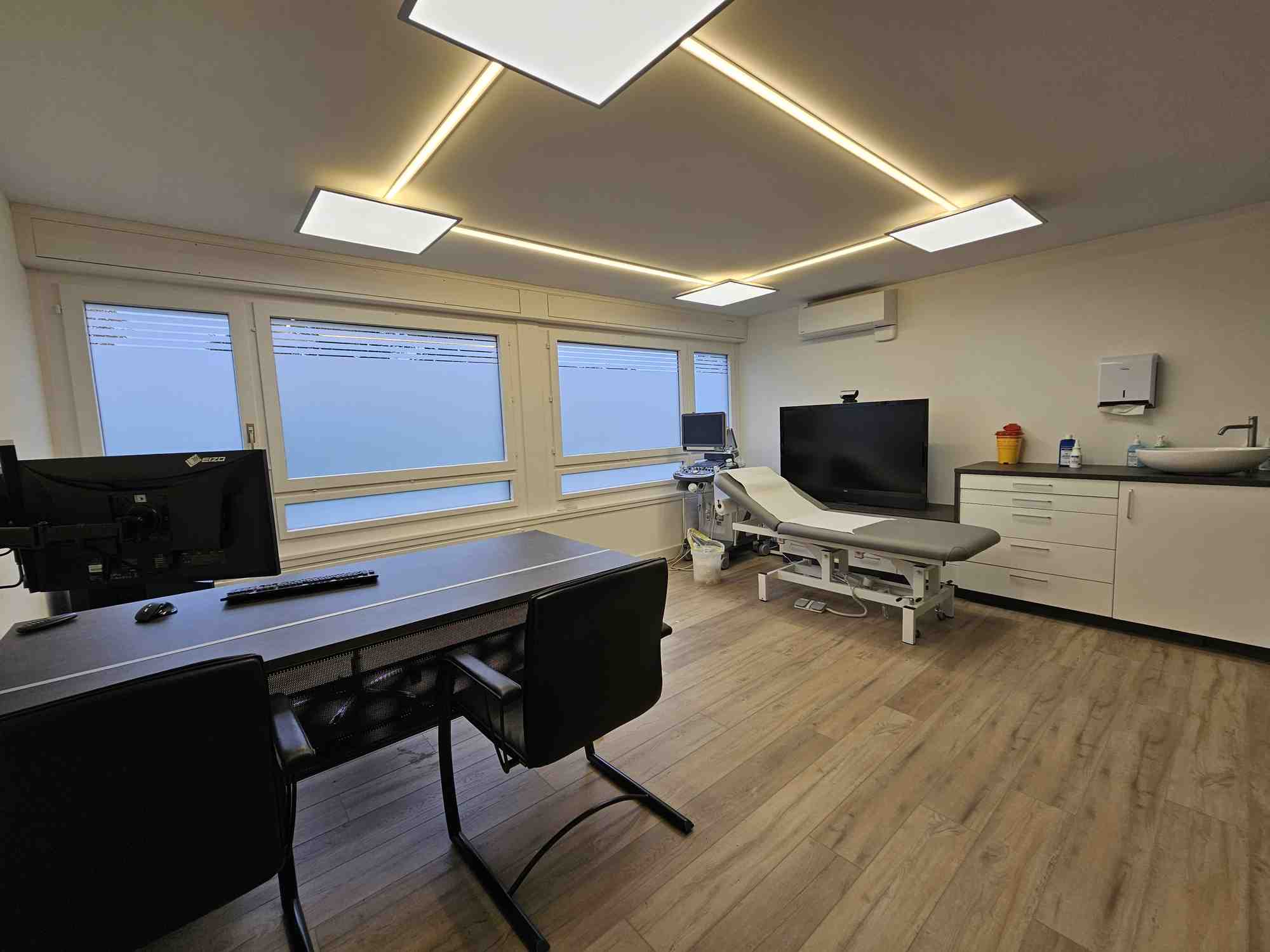 Modernes Sprechzimmer mit medizinischen Geräten.