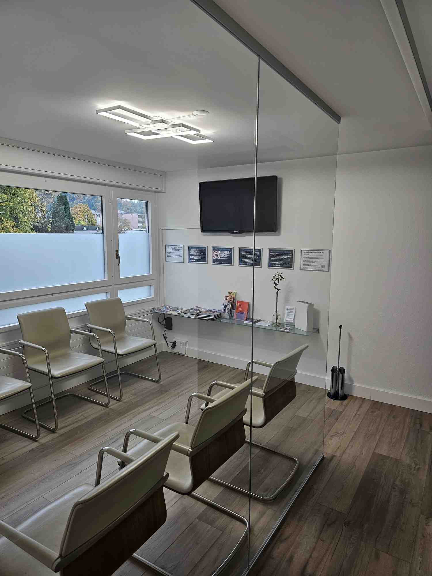 Ein leerer, sauberer Warteraum mit bequemen Stühlen.