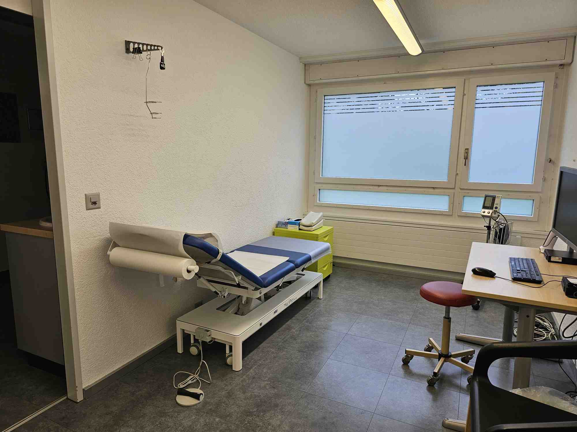 Laborbereich mit Mikroskop und Analysegeräten.