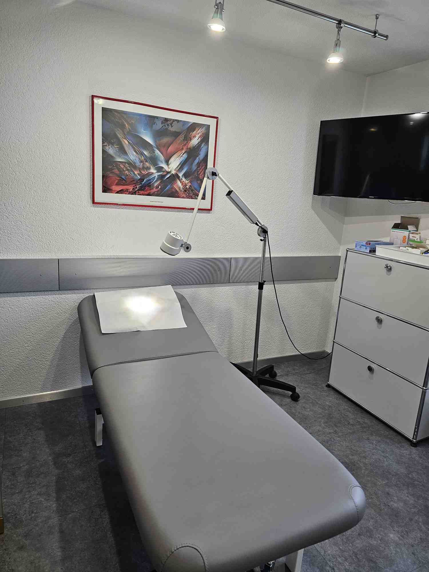 Detailaufnahme eines Blutdruckmessgeräts in der Praxis.