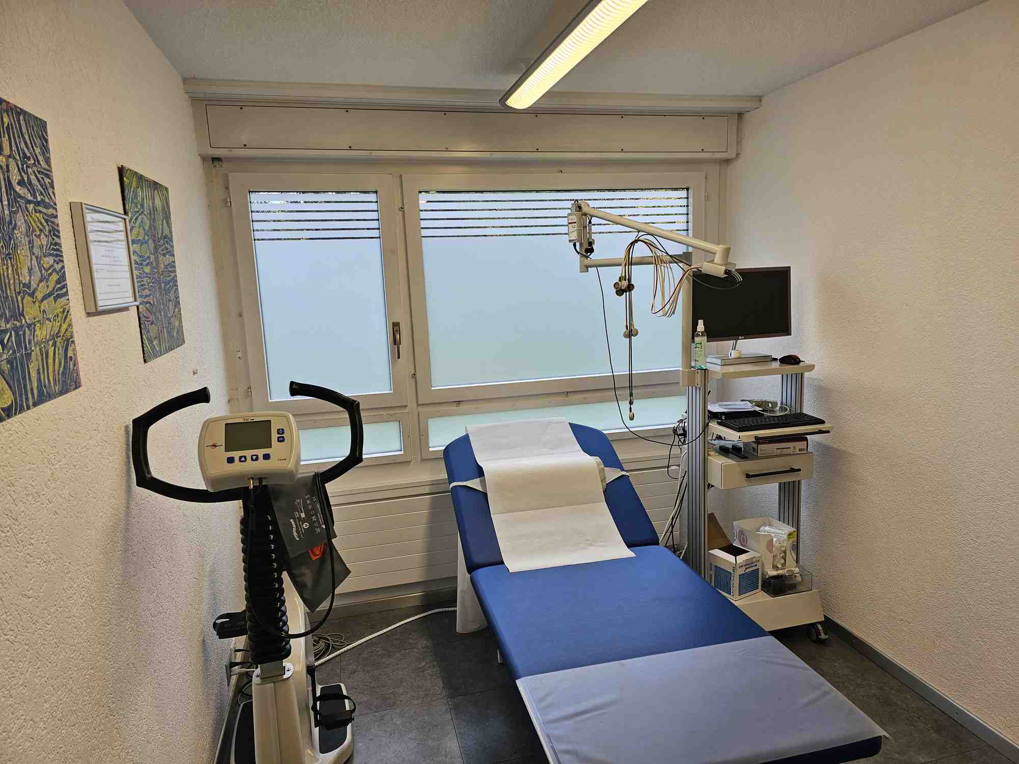 Aussenansicht des modernen Praxisgebäudes.